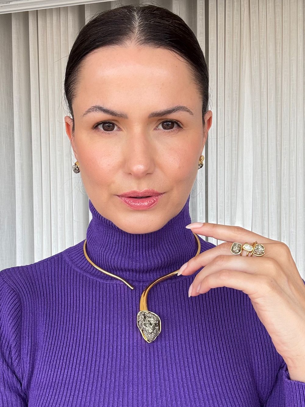 Katia P. - cliente Hivah Acessorios usando a Gargantilha Aisha Pirita Dourado