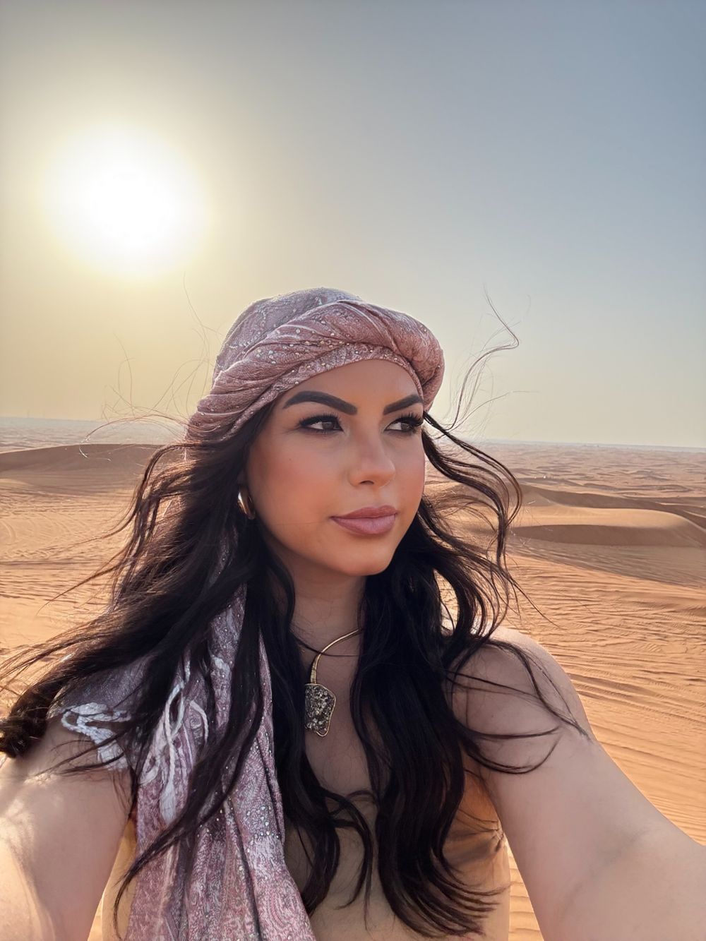 Isabel M. - cliente Hivah Acessorios usando a Gargantilha Aisha Pirita Dourado