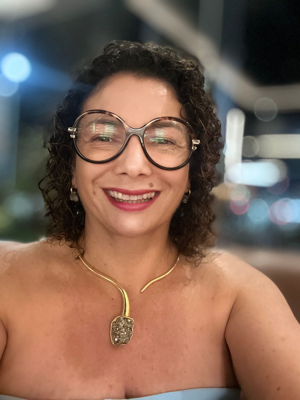 Elisangela A. - cliente Hivah Acessorios usando a Gargantilha Aisha Pirita Dourado